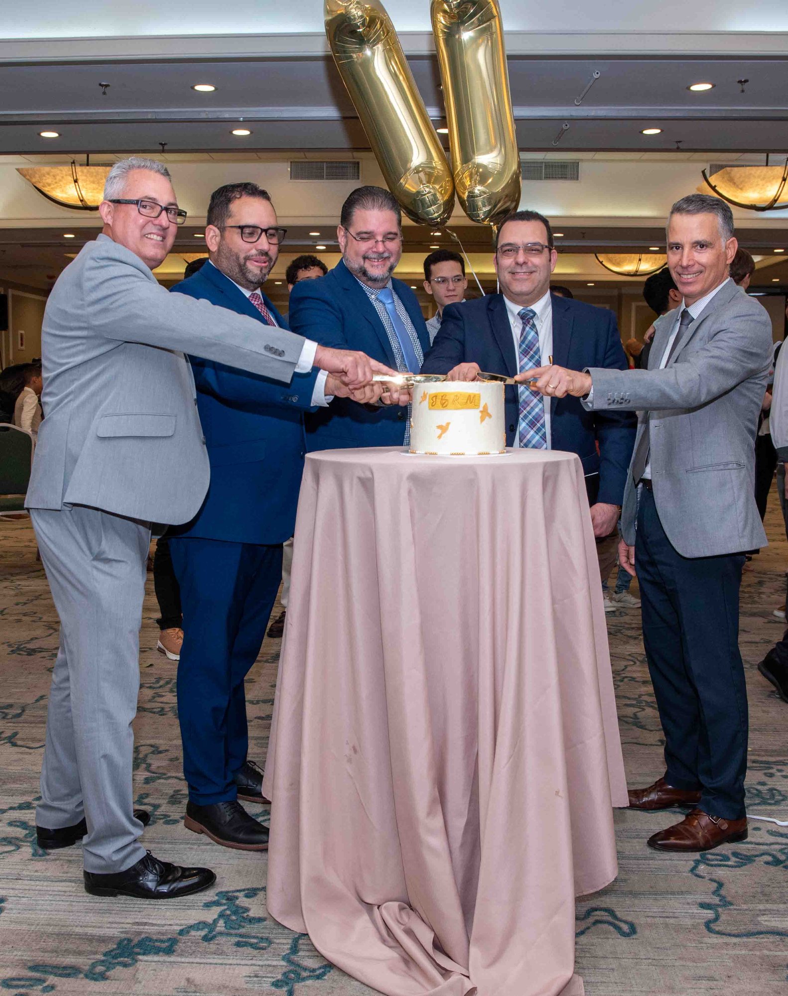 Líderes cortando pastel